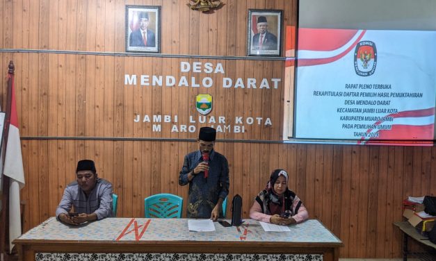 Rapat Pleno Terbuka Rekapitulasi Daftar Pemilih Hasil Pemutakhiran Desa Mendalo Darat pada Pemilihan Umum Tahun 2024.