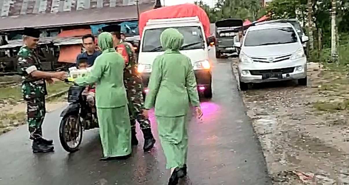 Di Guyur Hujan, Tidak Menyurutkan Semangat Babinsa Koramil 06/Muara Siau