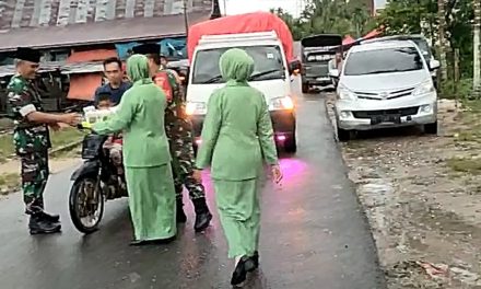 Di Guyur Hujan, Tidak Menyurutkan Semangat Babinsa Koramil 06/Muara Siau