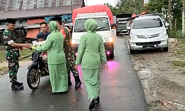 Di Guyur Hujan, Tidak Menyurutkan Semangat Babinsa Koramil 06/Muara Siau