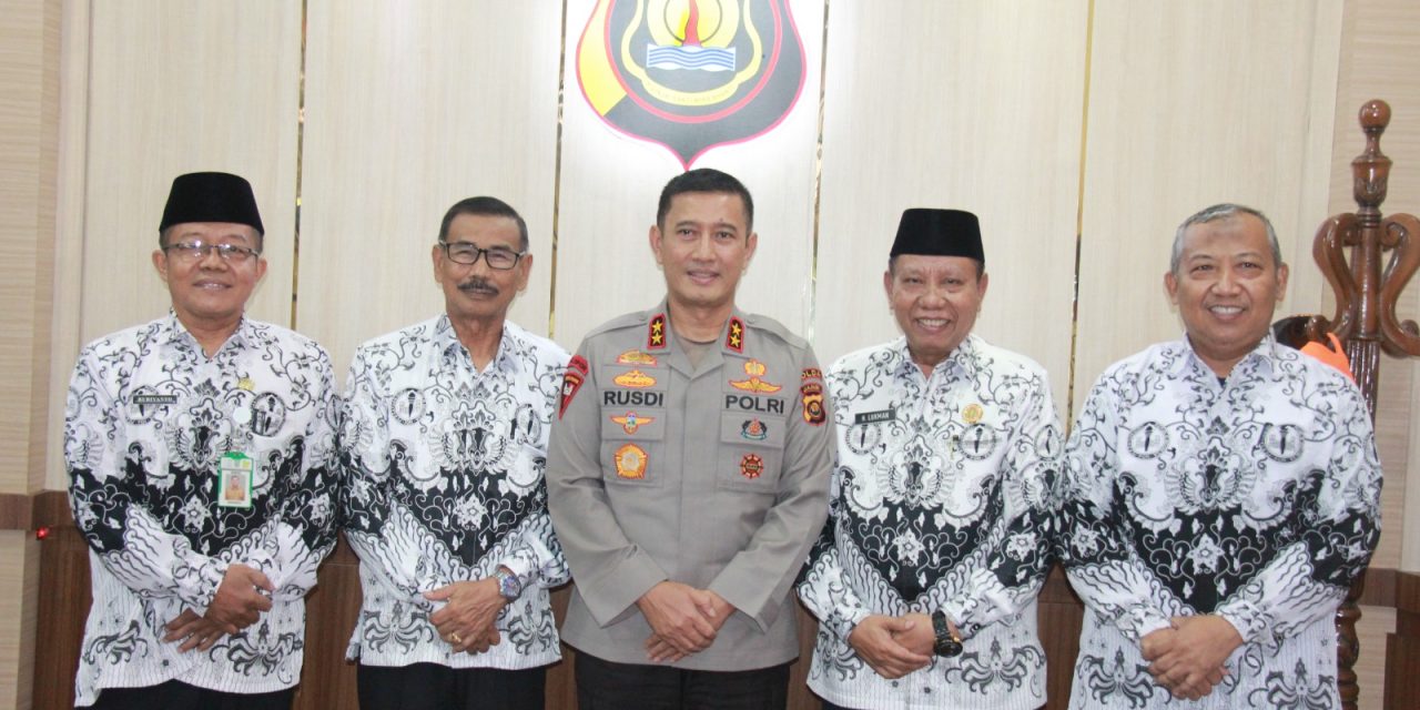Kapolda Jambi Irjen Pol. Rusdi Hartono terima kedatangan Pengurus PGRI Provinsi Jambi di Mapolda Jambi pada Rabu, (05/04/2023)