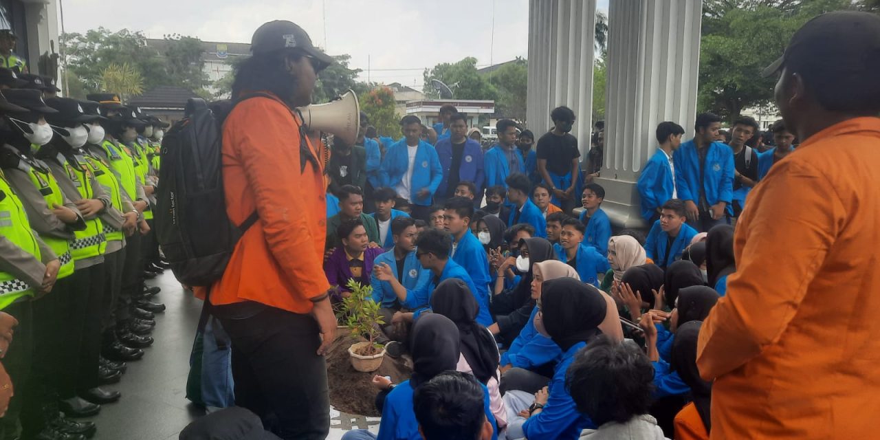 “Demo Mahasiswa Tolak UU Cipta Kerja.”