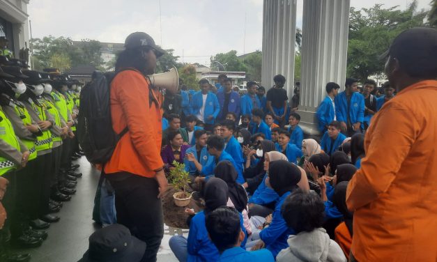 “Demo Mahasiswa Tolak UU Cipta Kerja.”