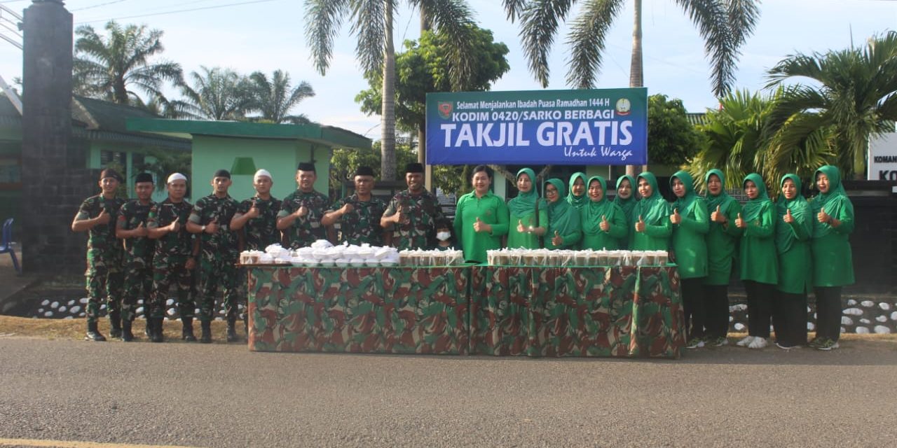 Kodim 0420/Sarko Bagikan Ratusan Takjil Untuk Warga