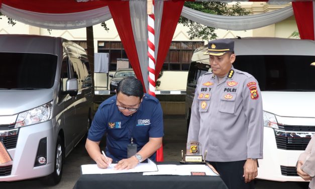 Kepolisian Daerah Jambi (Polda Jambi) Menerima Hibah 2 Mobil Toyota Sebagai Kendaraan Operasional Dari PT. Bank Rakyat Indonesia (BRI)