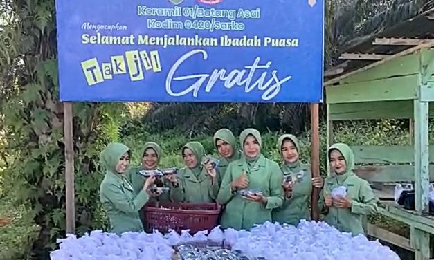 Ramadhan Penuh Berkah, Cinta Dan Kasih Sayang, Koramil Batang Asai Bagikan Takjil