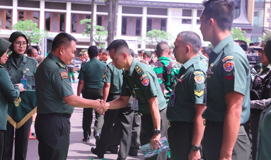 Ringankan Beban Anggota Jelang Idul Fitri, Kasad Berikan Bingkisan Lebaran