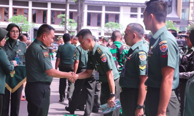 Ringankan Beban Anggota Jelang Idul Fitri, Kasad Berikan Bingkisan Lebaran