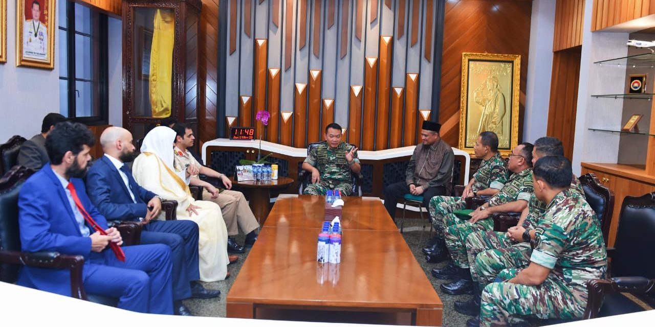 Al Qur’an Dan Kurma Dari Raja Arab Saudi Untuk Warga Mabesad