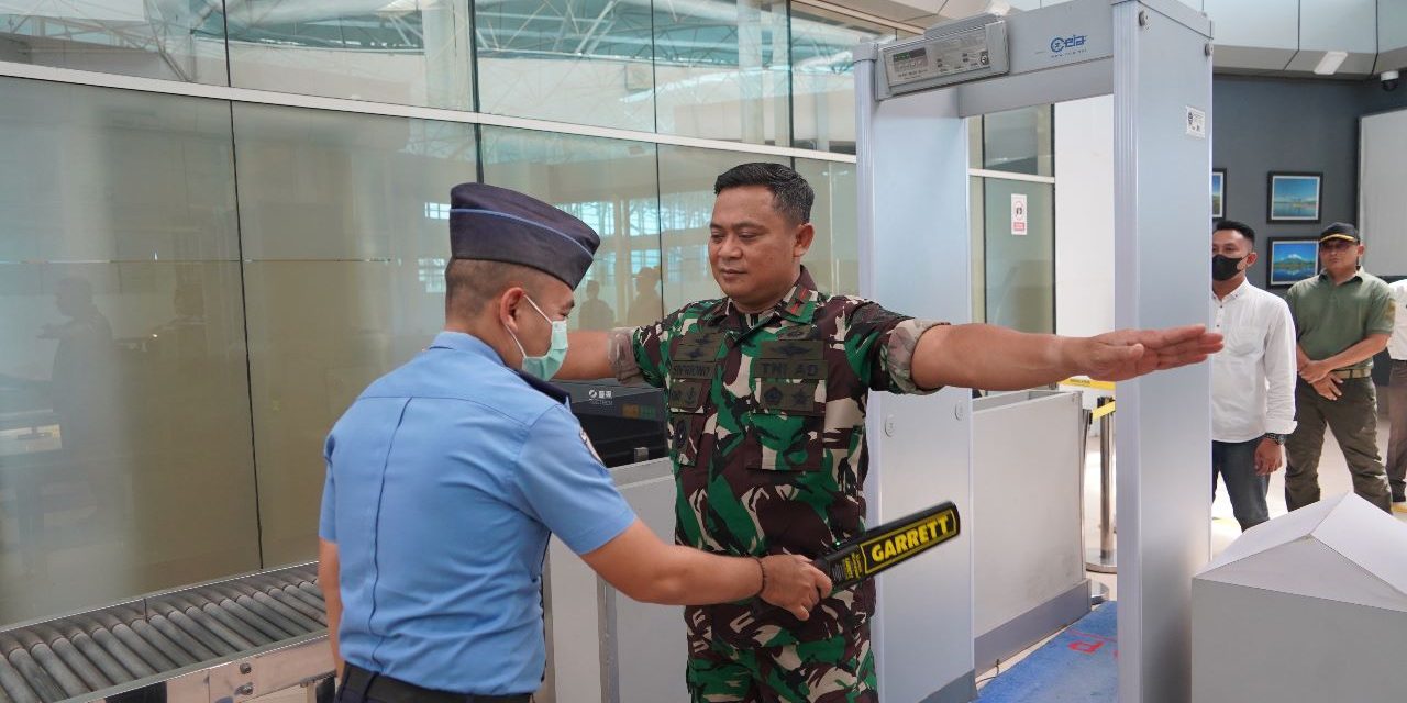 Tinjau Arus Mudik di Bandara, Danrem 042/Gapu Ingatkan Petugas Tetap Patuhi SOP