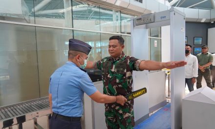 Tinjau Arus Mudik di Bandara, Danrem 042/Gapu Ingatkan Petugas Tetap Patuhi SOP