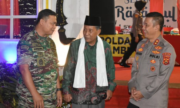 Pastikan Wilayah Aman dan Kondusif, Danrem 042/Gapu Bersama Kapolda Jambi Vicon Bangsit Malam Takbiran & Idul Fitri 1444 H