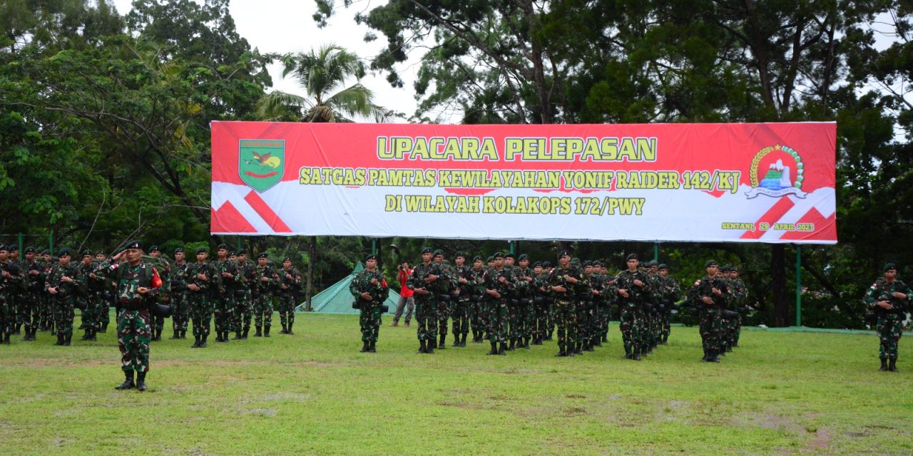 Kasrem 172/PWY Pimpin Upacara Pelepasan Satgas Pamtas Kewilayahan Yonif Raider 142/KJ