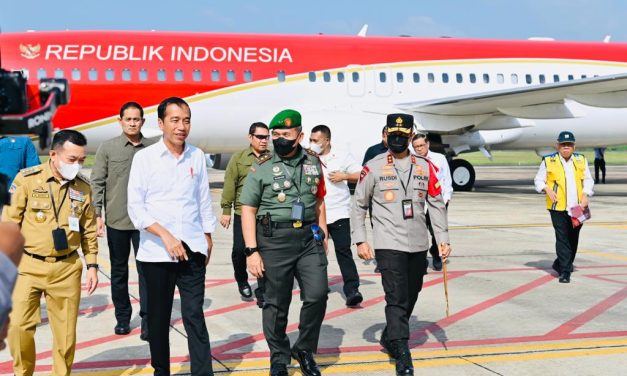Pangdam II/Sriwijaya Bersama Danrem Gapu Dampingi Presiden Jokowi Tinjau Pasar Talang Banjar