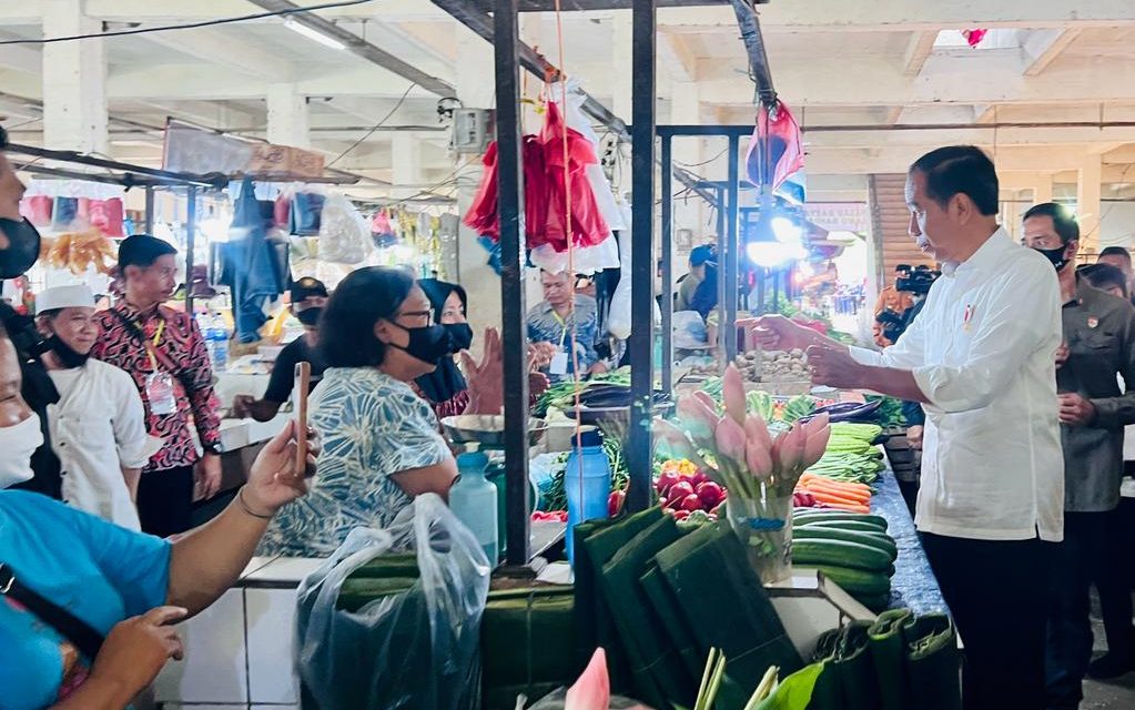 Presiden Jokowi Cek Harga Komoditas Pangan di Pasar Rakyat Talang Banjar Jambi