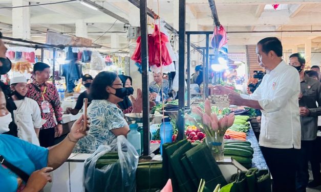 Presiden Jokowi Cek Harga Komoditas Pangan di Pasar Rakyat Talang Banjar Jambi