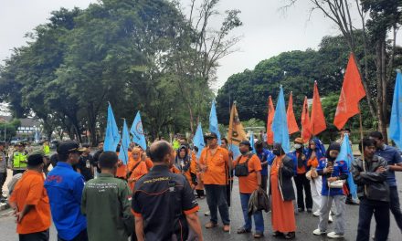 Aksi Damai May Day Tahun 2023 Dilaksanakan Di Depan Kantor Gubernur Oleh Partai Buruh.