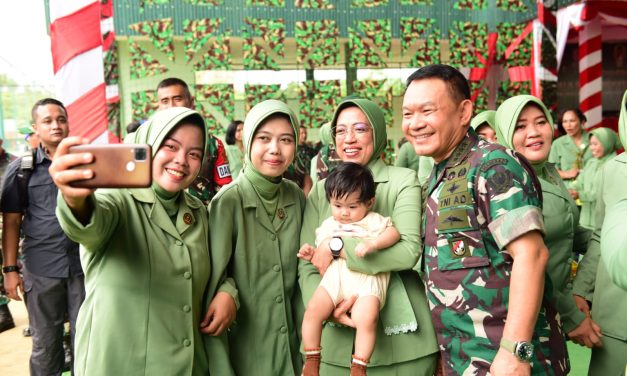 Pengarahan Kepada Prajurit Yonif PR 433/JS dan Keluarga, Kasad Ingatkan Waspadai Upaya Benturkan TNI-Polri