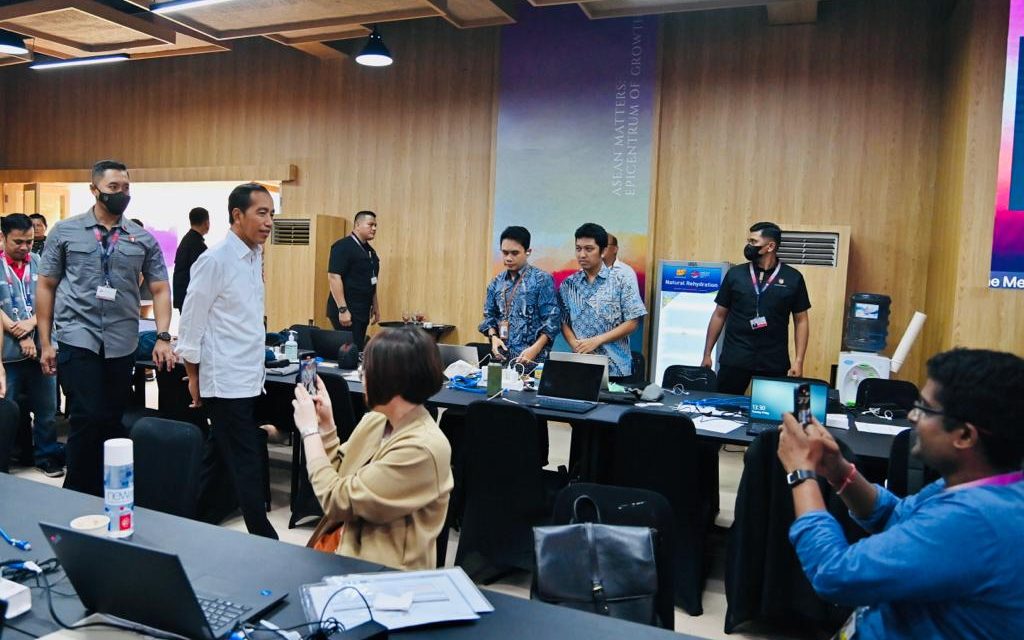 Presiden Jokowi Tinjau Pusat Media KTT Ke-42 ASEAN