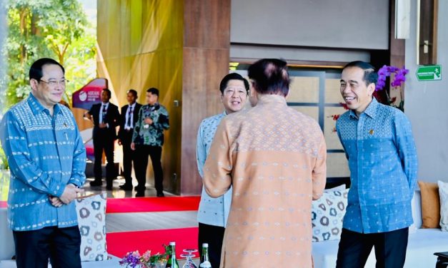 Hari Kedua Puncak KTT Ke-42 ASEAN, Para Pemimpin Kenakan Tenun Songke Manggarai