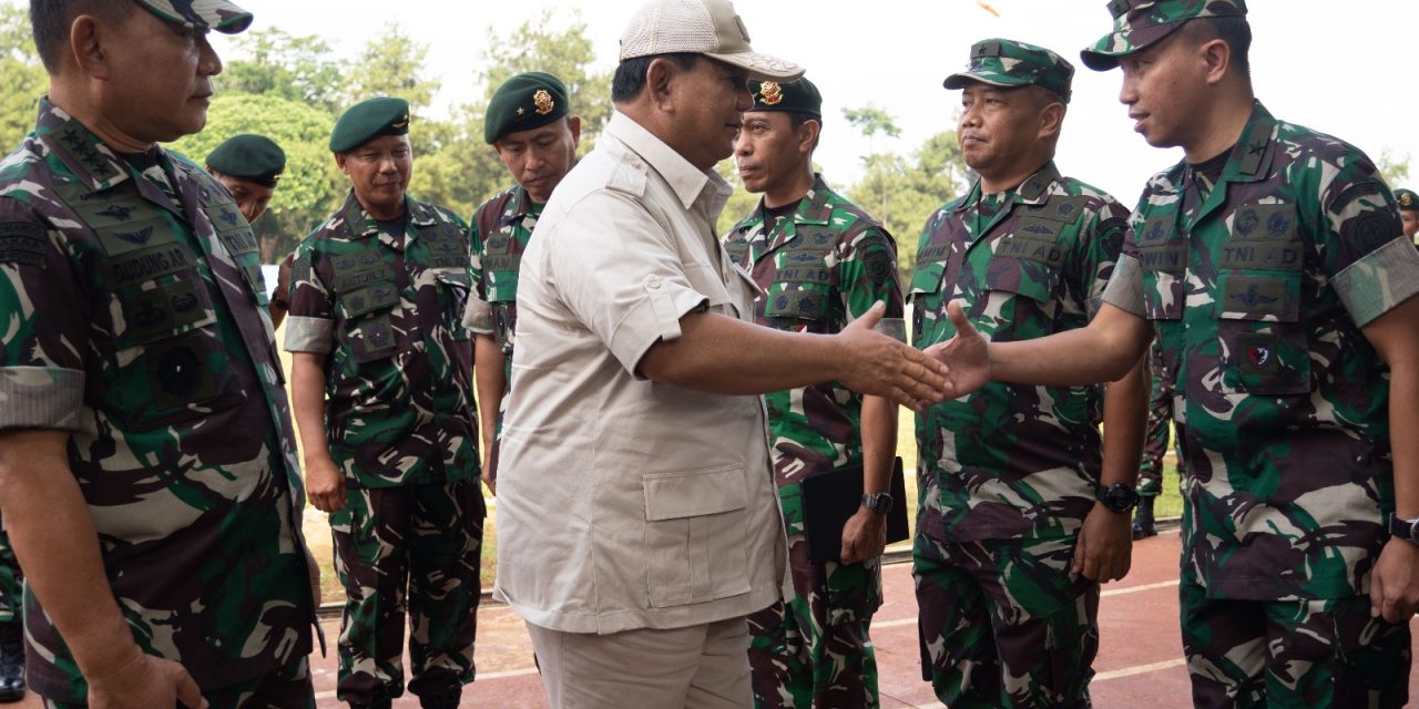 Kasad Dampingi Menhan Tinjau Kesiapan Operasi Yonif 330/Tri Darma