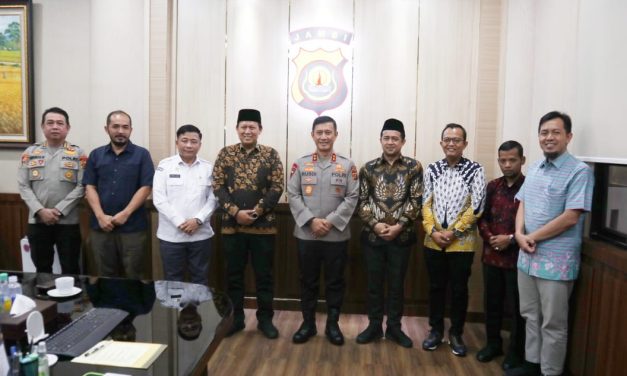 Kapolda Jambi Irjen Pol. Rusdi Hartono Melakukan Pertemuan Serta Silaturahmi Bersama Ketua & Komisioner KPU Provinsi Jambi Jelang Pemilu 2024