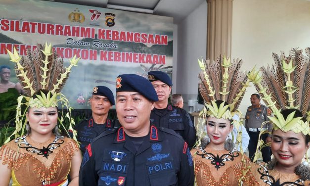 Dansat Brimob Polda Jambi,Kombes Pol Nadi Chaidir memimpin langsung Pendampingan Pertemuan antara Suku Dayak dari Kalimantan dan Suku Anak Dalam dari Jambi