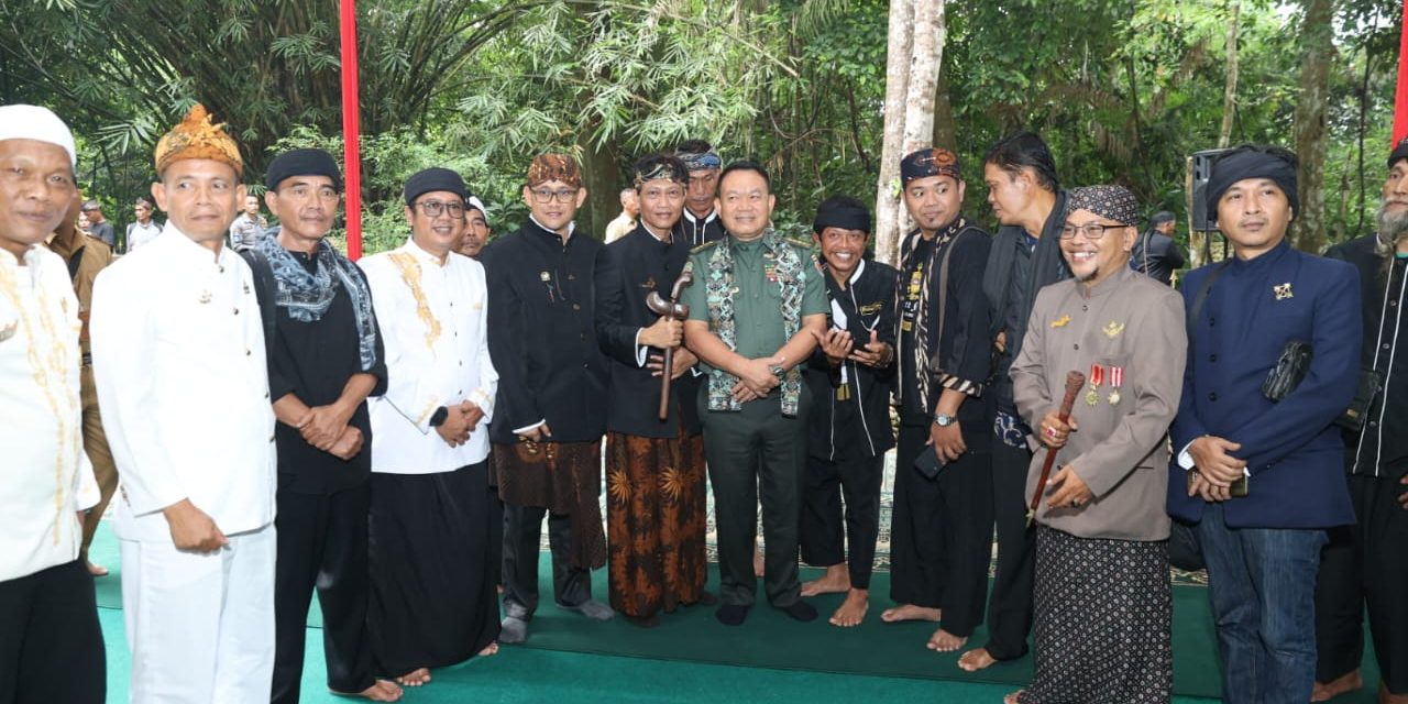 Kasad Napak Tilas Kerajaan Galuh dan Berikan Bantuan Sosial