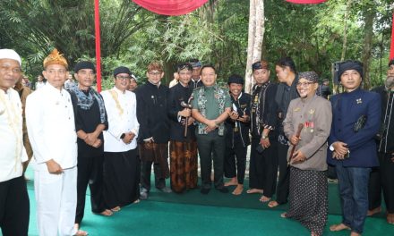 Kasad Napak Tilas Kerajaan Galuh dan Berikan Bantuan Sosial