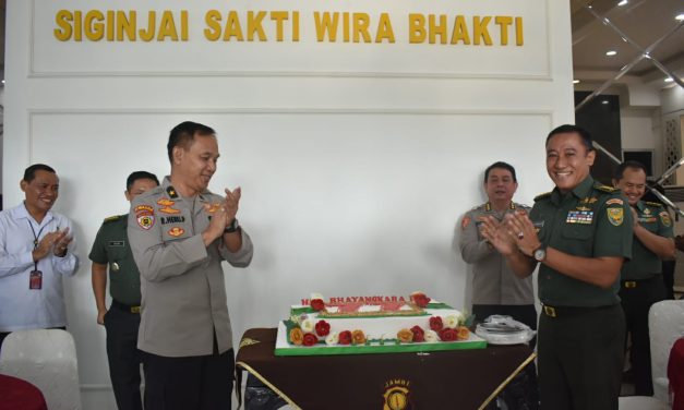 Beri Kejutan HUT Bhayangkara Ke 77, Kasrem 042/Gapu Sambangi Markas Polda Jambi