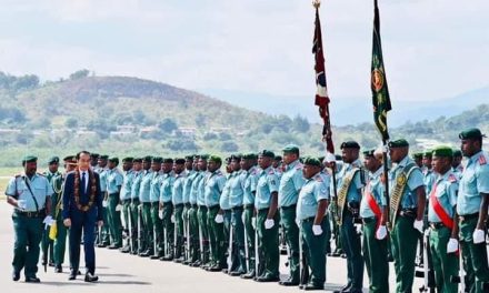 Tiba di Port Moresby, Presiden Jokowi Disambut Perdana Menteri Marape