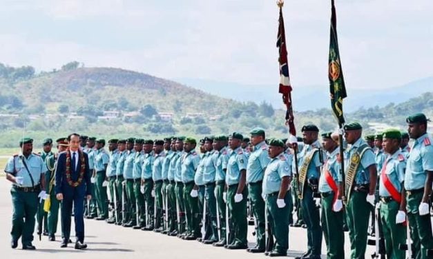Tiba di Port Moresby, Presiden Jokowi Disambut Perdana Menteri Marape