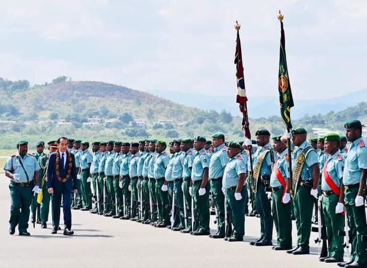 Tiba di Port Moresby, Presiden Jokowi Disambut Perdana Menteri Marape