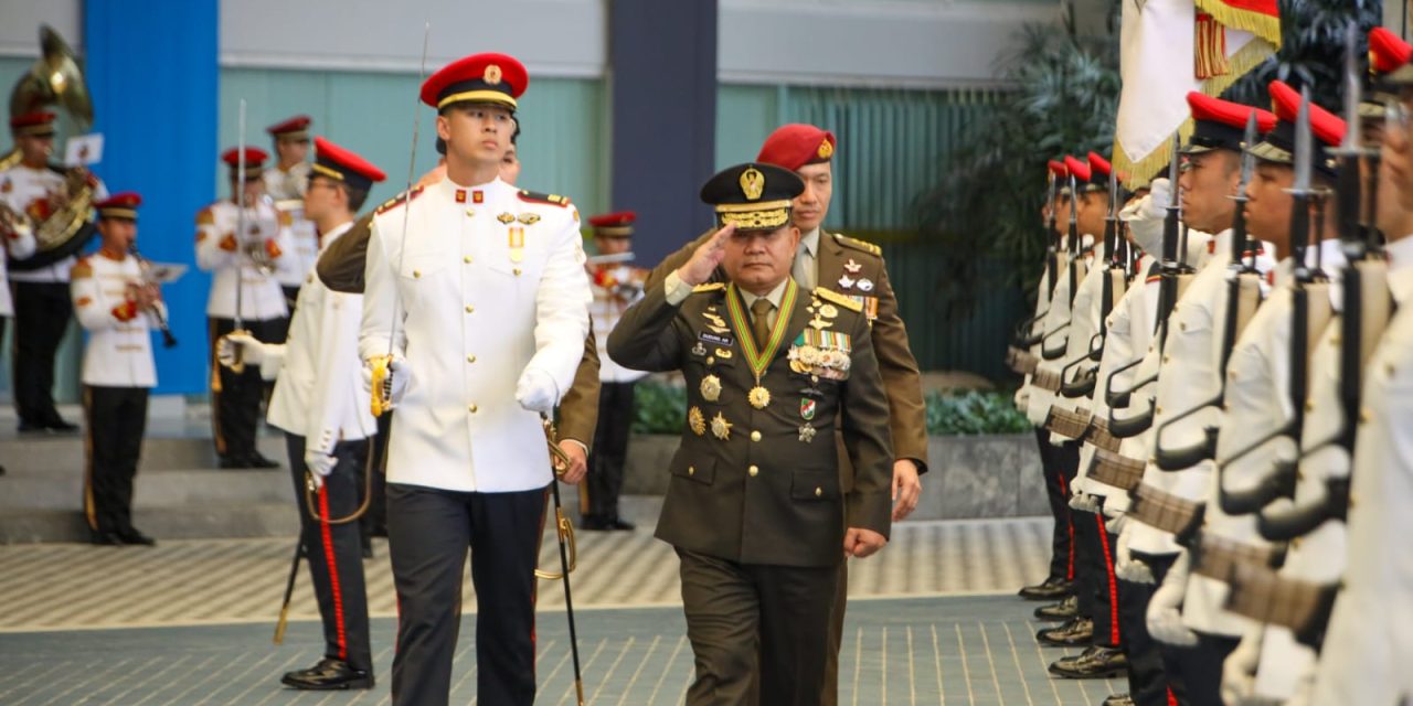 Kasad Terima Penghargaan Medali Militer Kehormatan Singapura