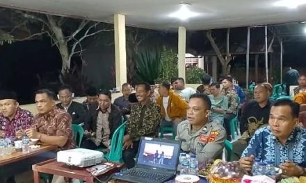 Kapolsek jaluko IPTU Ojak P Sitanggang Didampingin Camat Jaluko Nonton Bareng Wayang Kulit Dalam Rangka HUT Bhayangkara ke-77