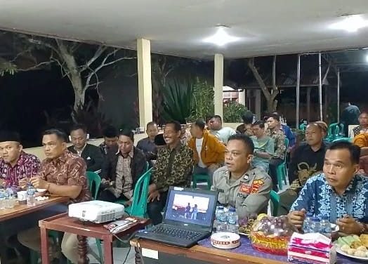 Kapolsek jaluko IPTU Ojak P Sitanggang Didampingin Camat Jaluko Nonton Bareng Wayang Kulit Dalam Rangka HUT Bhayangkara ke-77