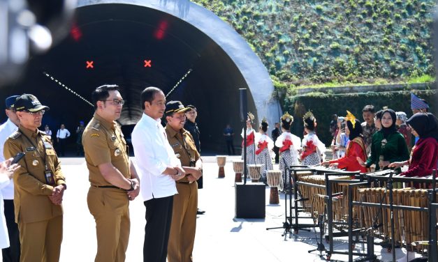 Rampak Angklung Pelajar Turut Sambut Presiden Jokowi di Tol Cisumdawu