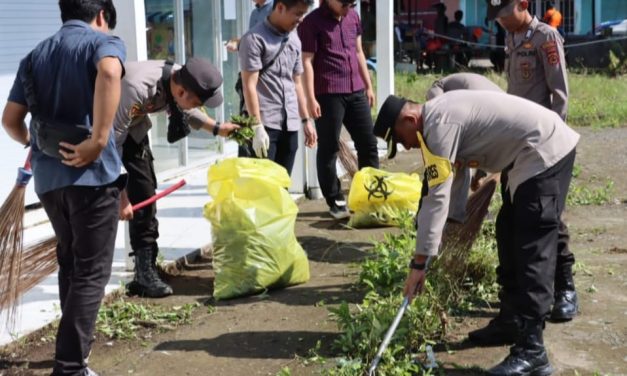 Kapolres Tanjab Barat AKBP Padli., SH., SIK., MH pimpin Kegiatan Membersihkan Sampah Serentak Bersama Polri