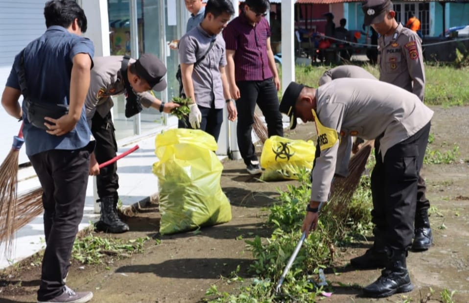 Kapolres Tanjab Barat AKBP Padli., SH., SIK., MH pimpin Kegiatan Membersihkan Sampah Serentak Bersama Polri