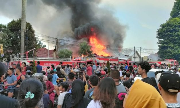 Terjadi Kebakaran Disamping Rumah Makan Sederhana Sipin Kota Jambi.