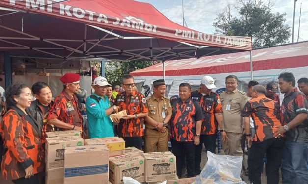 Ketua Pemuda Pancasila(PP) Adri,Menyerahkan Langsung Bantuan Sembako Dan Uang Tunai Kepada Warga Legok Korban Kebakaran Beberapa Waktu Yang Lalu.