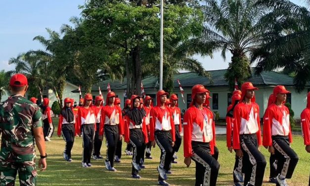 PRAJURIT KOMPI SENAPAN B YONIF 142/KJ MELATIH PASKIBRA KABUPATEN TEBO