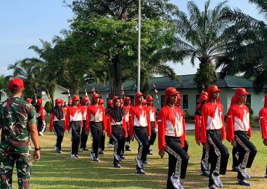PRAJURIT KOMPI SENAPAN B YONIF 142/KJ MELATIH PASKIBRA KABUPATEN TEBO