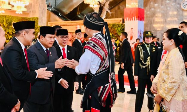 Berbusana Adat Tanimbar, Presiden Jokowi Sampaikan Pidato di Gedung Nusantara