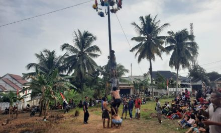 Lomba Panjat Pinang Di RT.31 Serta Sejarah Perlombaan Panjat Pinang Di Indonesia.