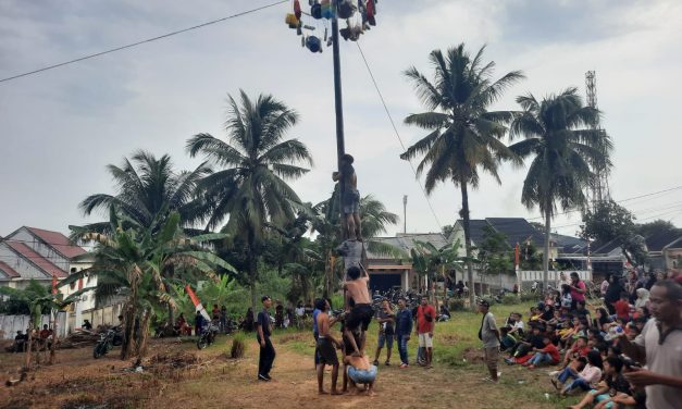 Lomba Panjat Pinang Di RT.31 Serta Sejarah Perlombaan Panjat Pinang Di Indonesia.