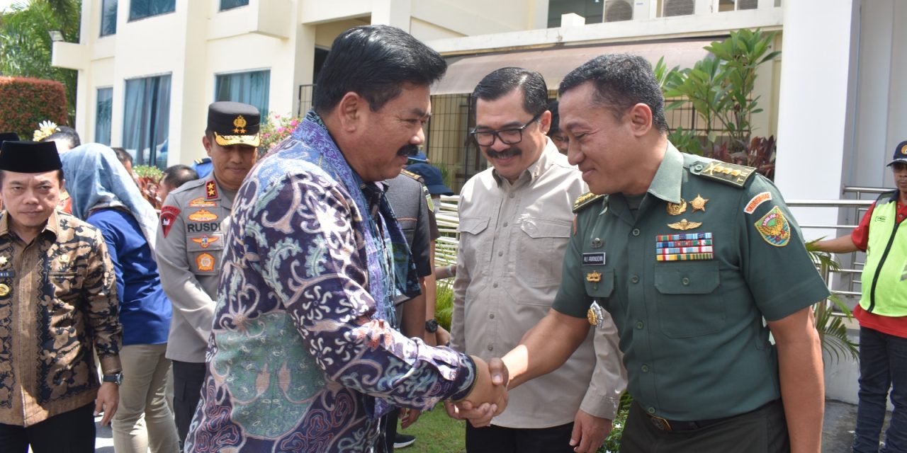 Door to Door , Kasrem mendampingi Menteri ATR/BPN serahkan Sertifikat kerumah-rumah