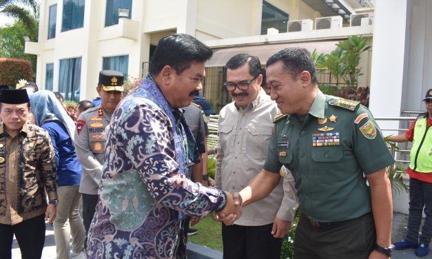 Door to Door , Kasrem mendampingi Menteri ATR/BPN serahkan Sertifikat kerumah-rumah