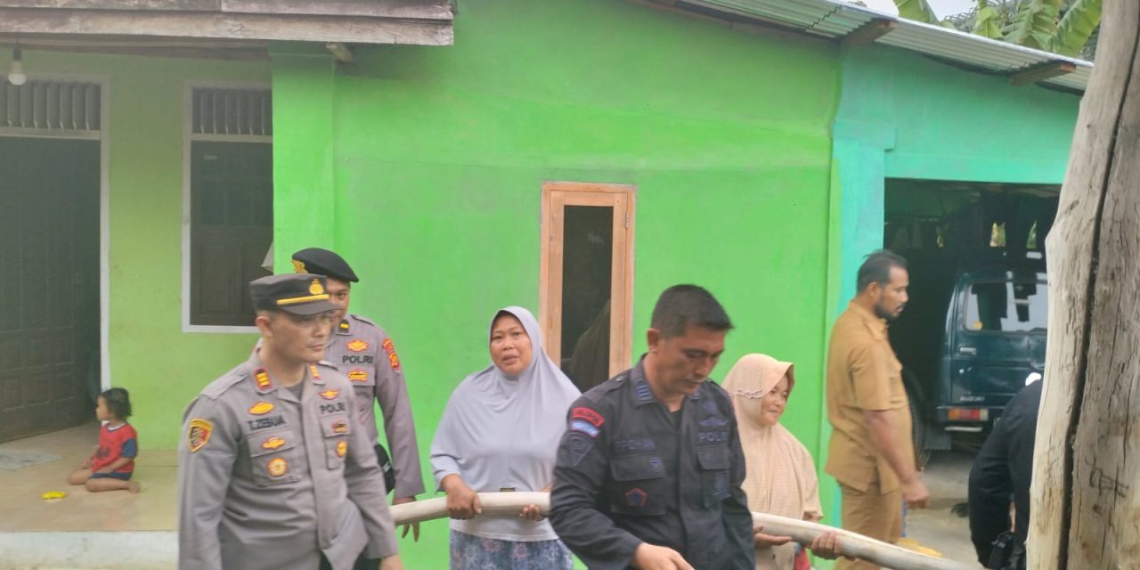 Kapolsek Mestong AKP Taroni Zebua bersama Anggota Satuan Brimob Jambi Menyalurkan Air Bersih Yang Terdampak Kekeringan Akibat Musim Kemarau di Wilayah hukum Polsek Mestong Tahun 2023