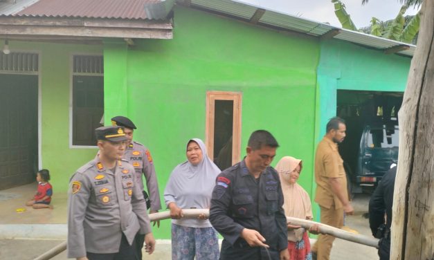 Kapolsek Mestong AKP Taroni Zebua bersama Anggota Satuan Brimob Jambi Menyalurkan Air Bersih Yang Terdampak Kekeringan Akibat Musim Kemarau di Wilayah hukum Polsek Mestong Tahun 2023